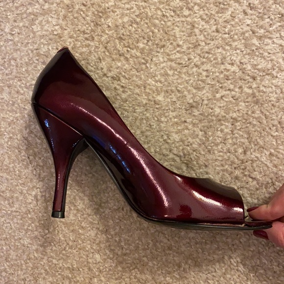 BCBG dark red peep toe heels - Picture 4 of 8